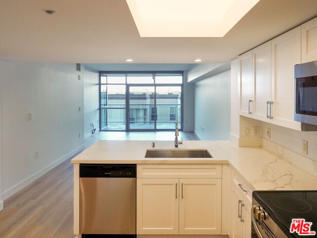 Building Photo - 13700 Marina Pointe Dr