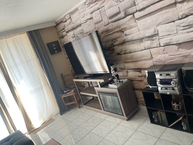 Livingroom - 1600 Tallwood Ave
