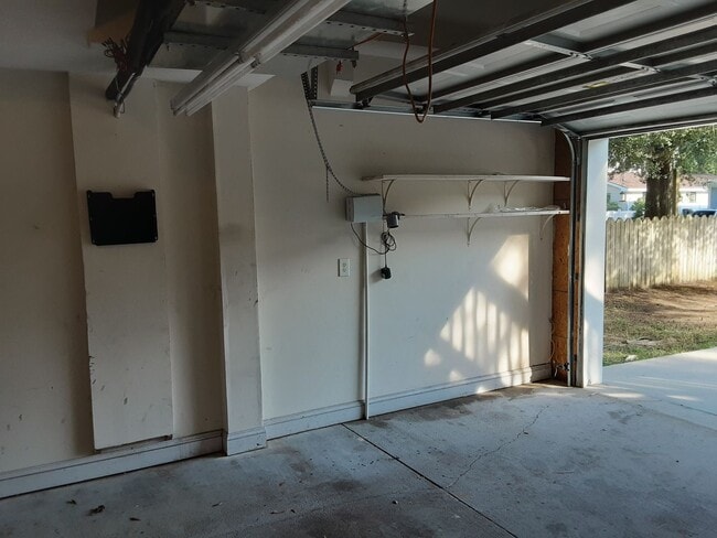 Building Photo - Townhouse Walking Distance to the Beach