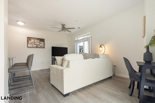 Foto del edificio - 4921 Pretty Lake Ave