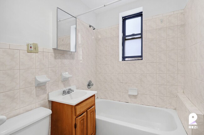Foto del edificio - 392 E 4th St