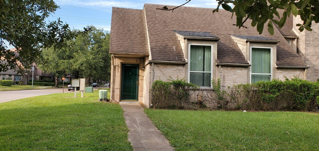 Exterior - 2103 Greenbriar Colony Dr