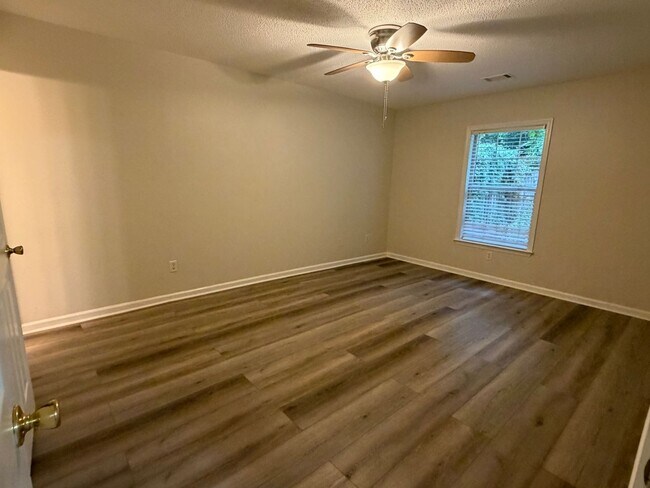 Foto del edificio - 2BR 2BA No Carpet