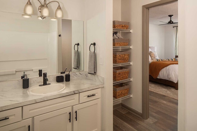 The Oakley Apartments apartments — community photo - The Oakley Apartments
