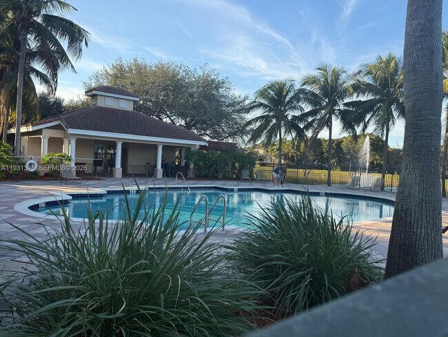 Foto del edificio - 2494 Centergate Dr