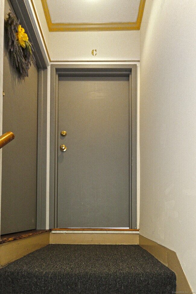 Building Photo - 562 Amity Rd