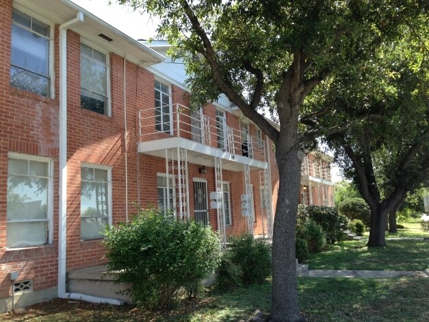 Primary Photo - 553 Club Dr