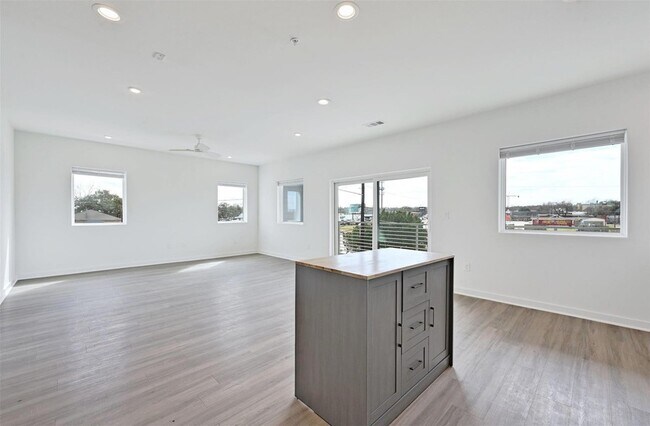 Foto del edificio - 100 Mockingbird Ln W