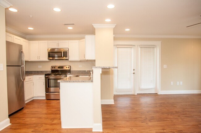 Foto del edificio - 3 Bedroom Townhouse at the Woodlands - END UNIT * only $500 deposit - End Unit