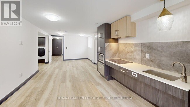 Photo du bâtiment - 729 Queensdale Ave E