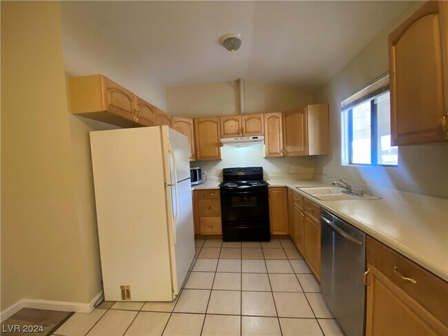 Building Photo - 1091 S Potro Ave