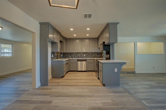 Foto del edificio - Single-story home on a corner lot