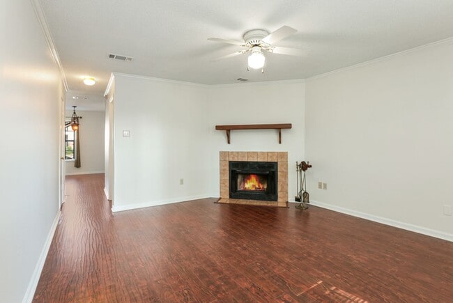 Building Photo - 2 Bedroom Townhouse off Coursey Blvd. - Co...