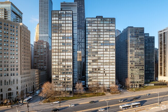 Alternar - 860-880 N Lake Shore Dr
