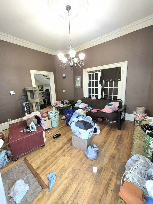 Photo du bâtiment - For Rent — Spacious 3-Bedroom | 1 Bathroom House | Available January 1st!