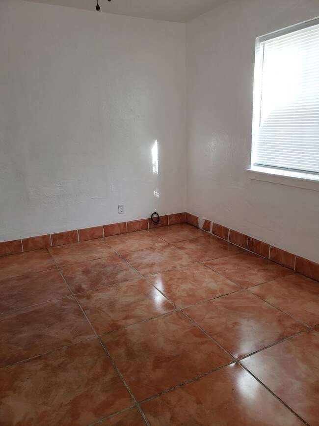 Building Photo - 2 BEDROOM BEACHSIDE APT 825