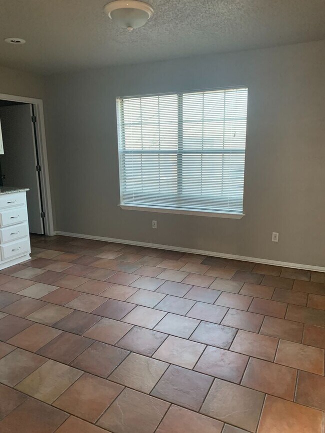 Building Photo - 3 Bedroom/1.5 bath - Home in Sanger