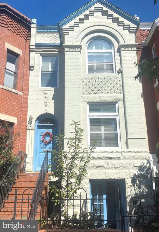 Building Photo - 136 D St SE
