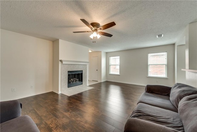 Building Photo - 2112 Pecan Creek Dr