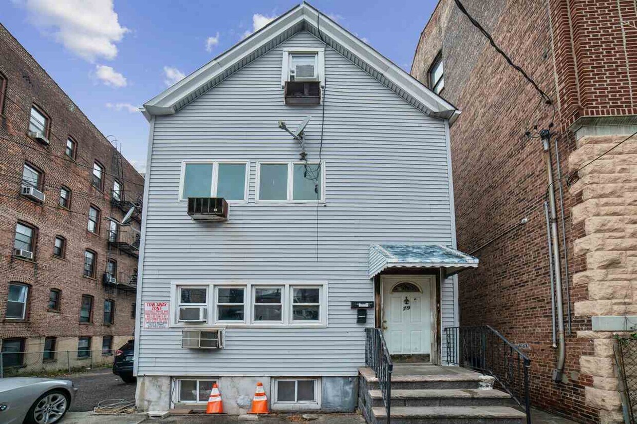 Foto principal - 79 Romaine Ave