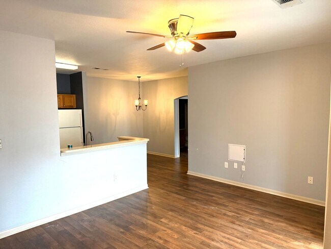 Foto del edificio - One Bedroom Condo with Garage