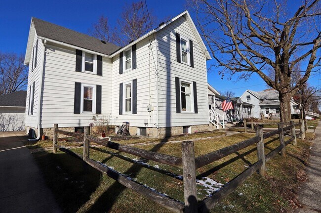 Building Photo - 527 S Maple St