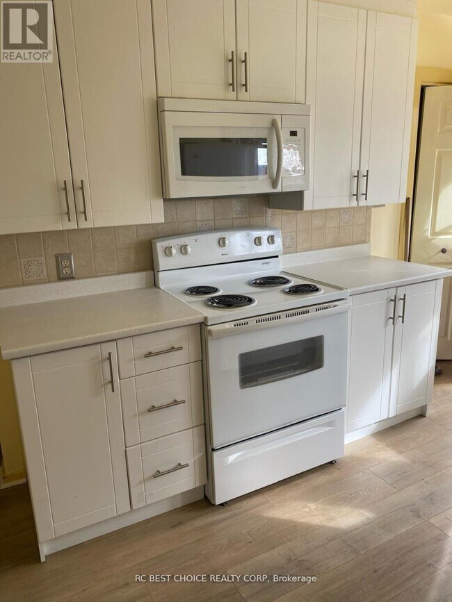 Photo du bâtiment - 1705 Simcoe St N