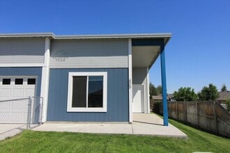 Building Photo - 605 Cedar Ave