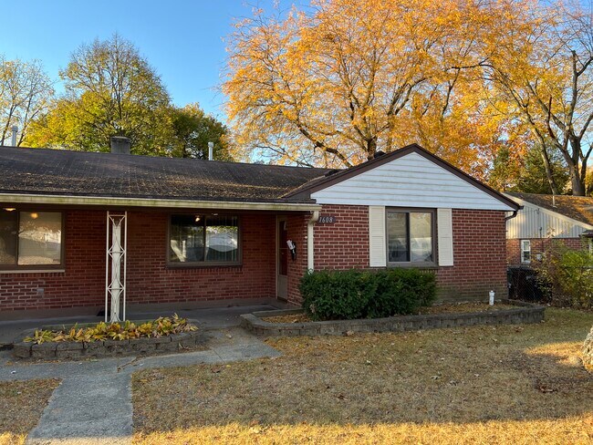 Frente - 1608 Briedweng Ave