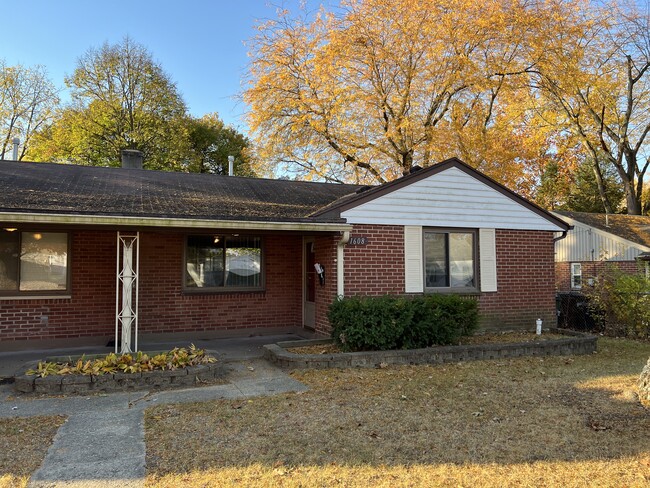 Front - 1608 Briedweng Ave