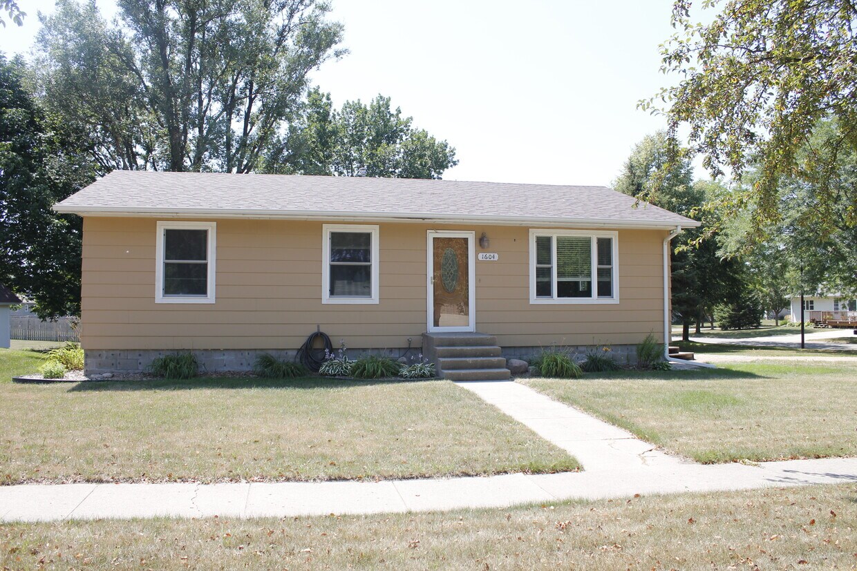 1604 12th St S, Brookings, SD 57006 House Rental in Brookings, SD