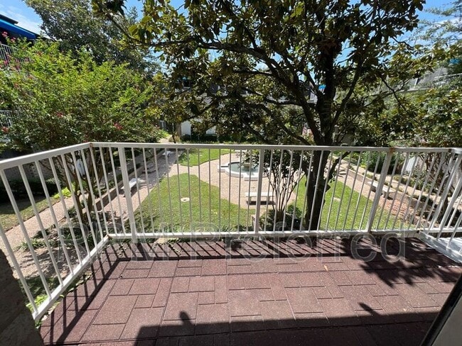 Building Photo - 2601 Bellefontaine