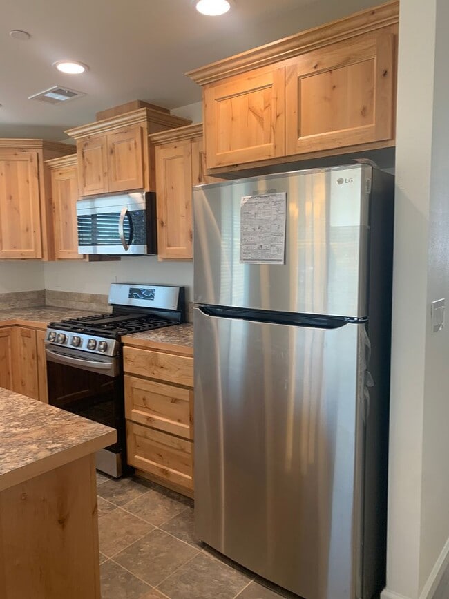 Building Photo - Newer home, 3bed 2bath, low maintenance la...