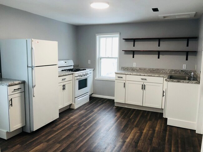 Kitchen - 479 W Muskegon Ave