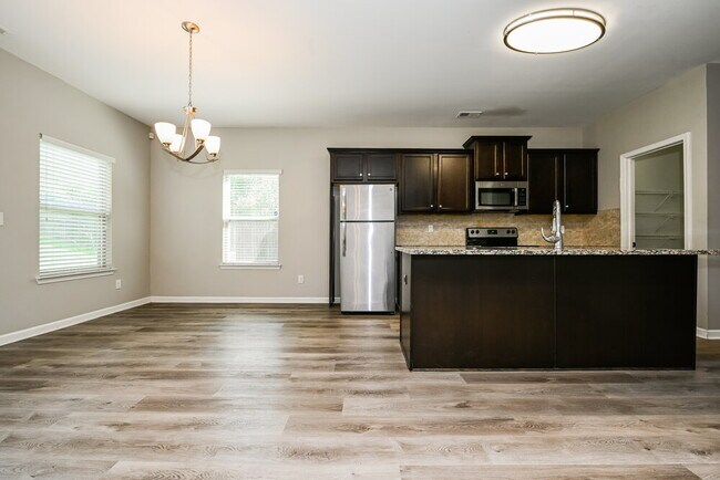 Building Photo - 221 Magnaview Dr