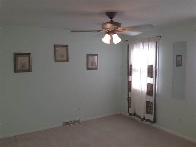 Building Photo - 3 br, 2 bath Duplex - 52nd street 1782