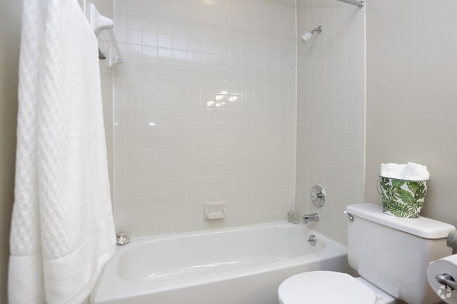 2BR, 2BA - 920 SF - EPERNAY APARTMENTS