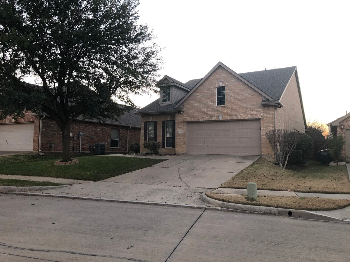 Foto principal - 6817 Hillwood Dr
