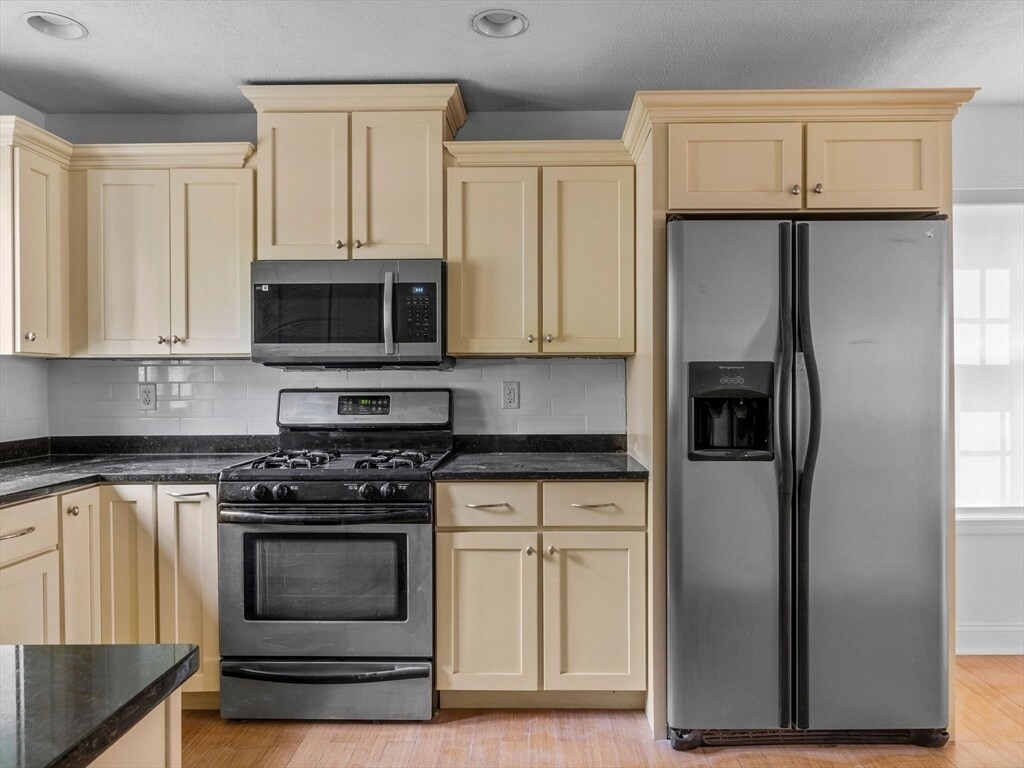 Kitchen - 40 Brattle St