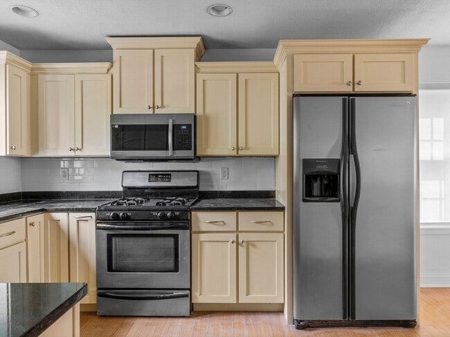 Kitchen - 40 Brattle St Townhome