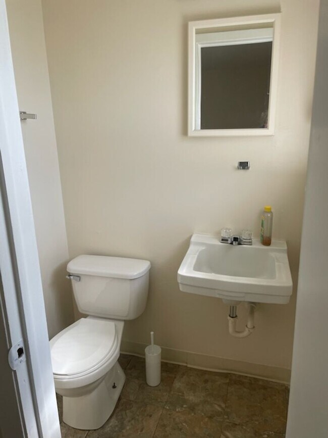 Building Photo - Clean, Move in Ready 4 Bedroom Home