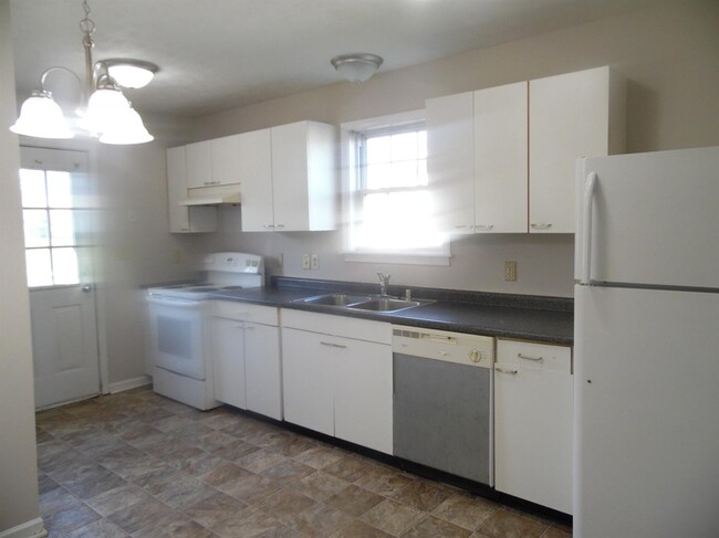 Building Photo - 204 Poplar Cir