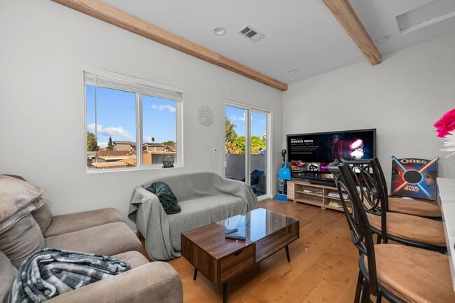 Building Photo - 5338 Hewlett Dr