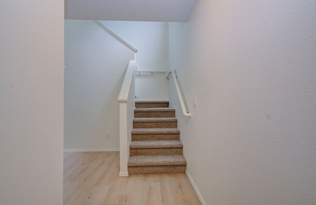 Building Photo - Beautiful Townhome- 3 Bedrooms