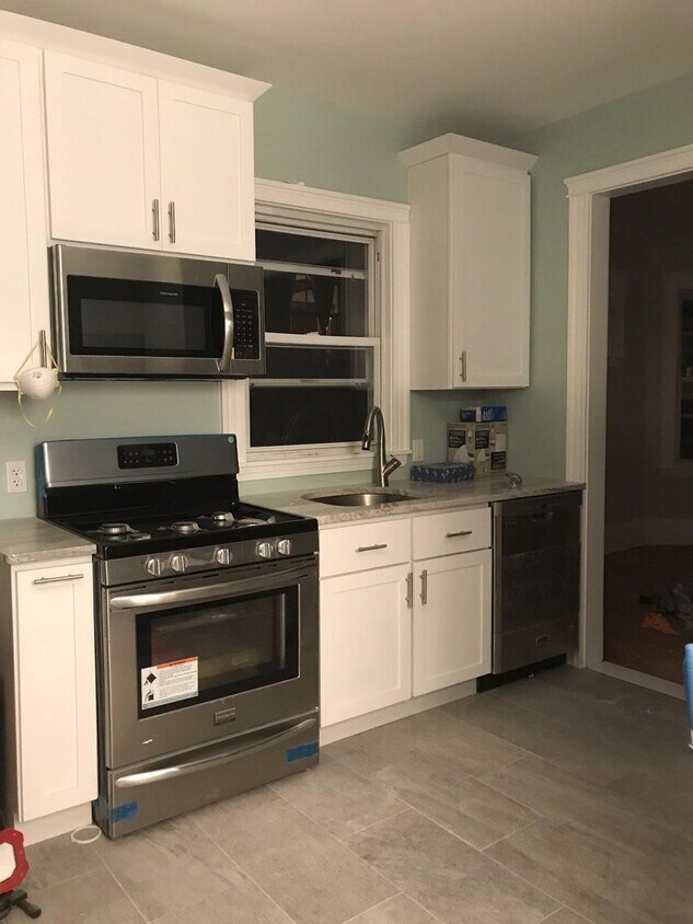 Primary Photo - In-Unit Washer and Dryer, Oak Sq Area, Eat...