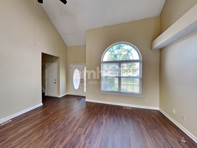 Foto del edificio - 620 Creekfront Dr