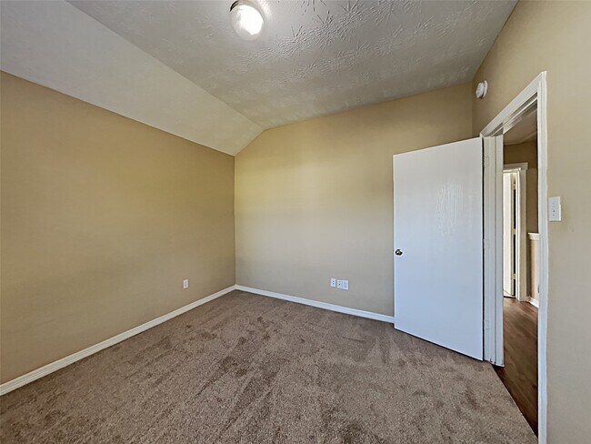 Building Photo - 5010 Deer Path Dr