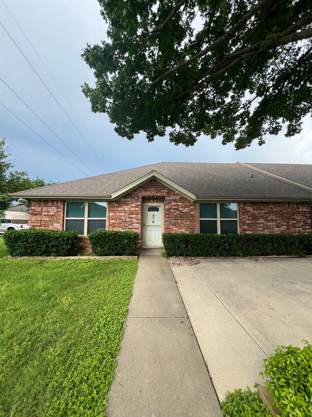 Primary Photo - 970 Austin Ct