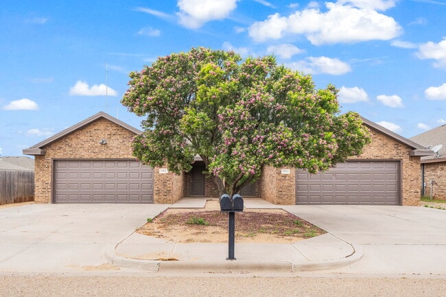 Building Photo - Beautifully Updated 3-Bed, 2-Bath, 2-Car G...