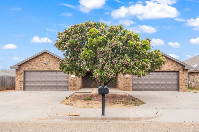 Foto del edificio - Beautifully Updated 3-Bed, 2-Bath, 2-Car Garage Duplex in Prime Lubbock Location!